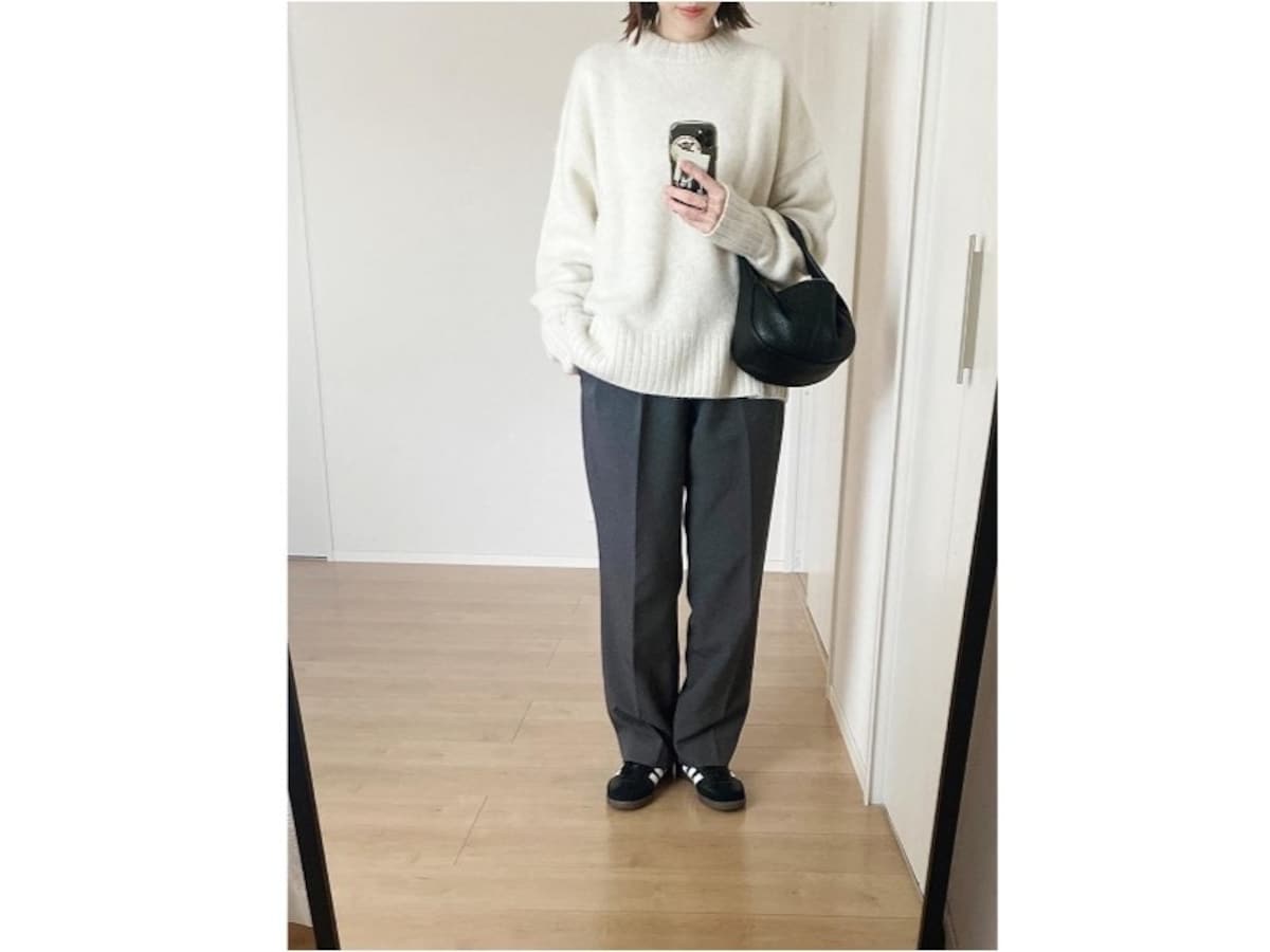黒ベースに白のラインが入ると春に使いやすくて◎　出典：WEAR