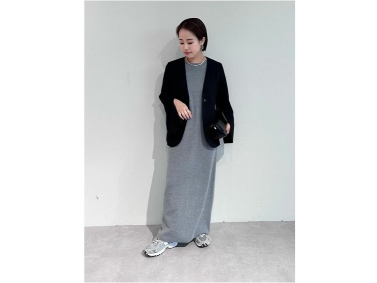 程よくボリュームのあるライトグレーのスニーカーは万能　出典：WEAR