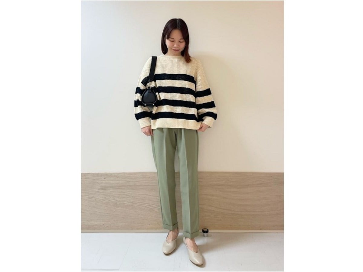 【OKコーデ】センタープレス入りのテーパードパンツですっきり　出典：WEAR