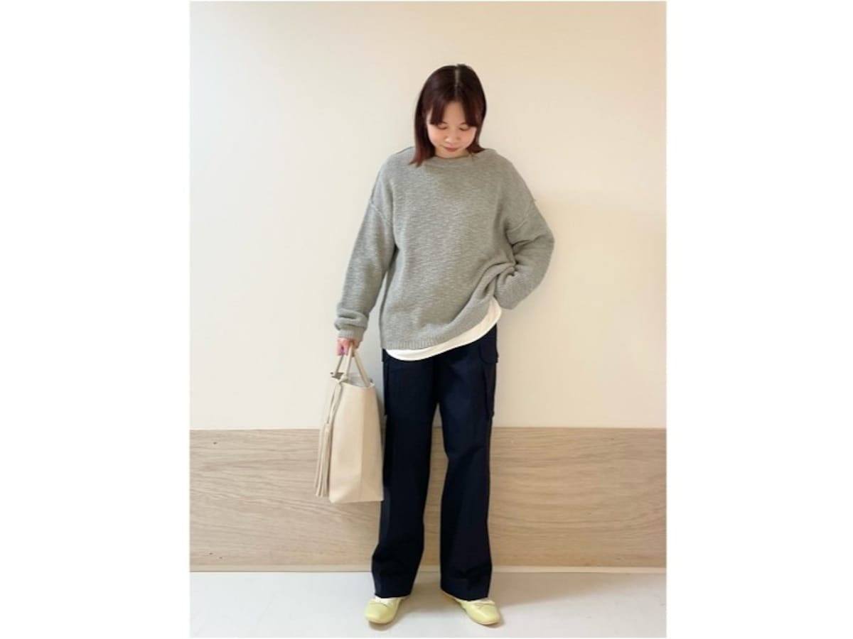 【OKコーデ】表面のさらっとしたコットンニットは春向け　出典：WEAR
