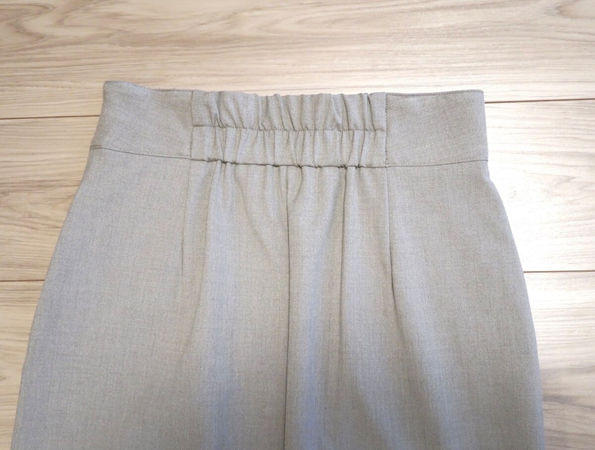後ろ部分はゴムになっていますが、幅が広くギャザーも入っているため「ゴム感」は目立ちません