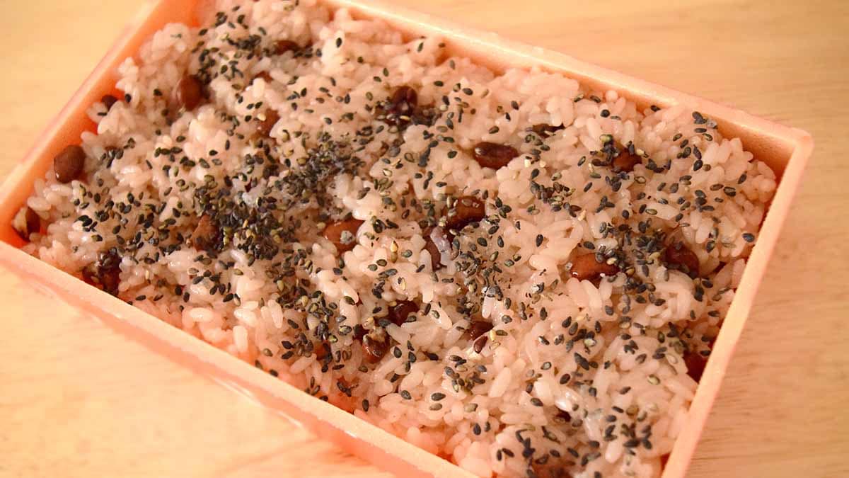 ポチ袋の中に入っている胡麻塩をすべてふりかけてからいただきます。