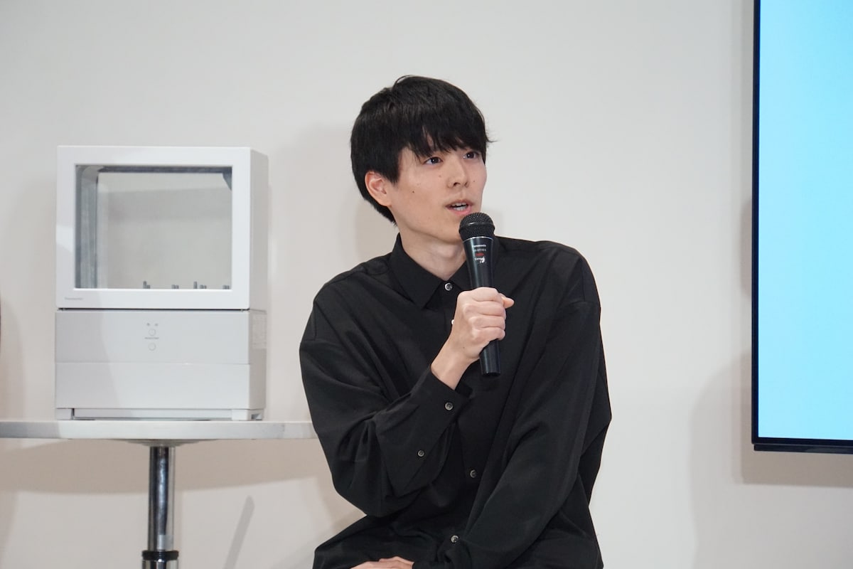 船戸さんが紹介するのはパーソナル食洗機「SOLOTA」です。「2.5リットルの水を使うタンク式で、食事1回分の食器を全部洗い切れます。作り置きしたカレーを入れたタッパーなどはにおいや色移りしやすいのですが、高温で完璧に落としてくれるので本当に重宝しています」（船戸さん）