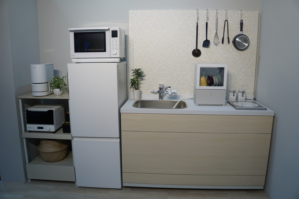 パーソナル食洗機「SOLOTA」と自動計量IH炊飯器「SR-AX1」をキッチンに置いたイメージ