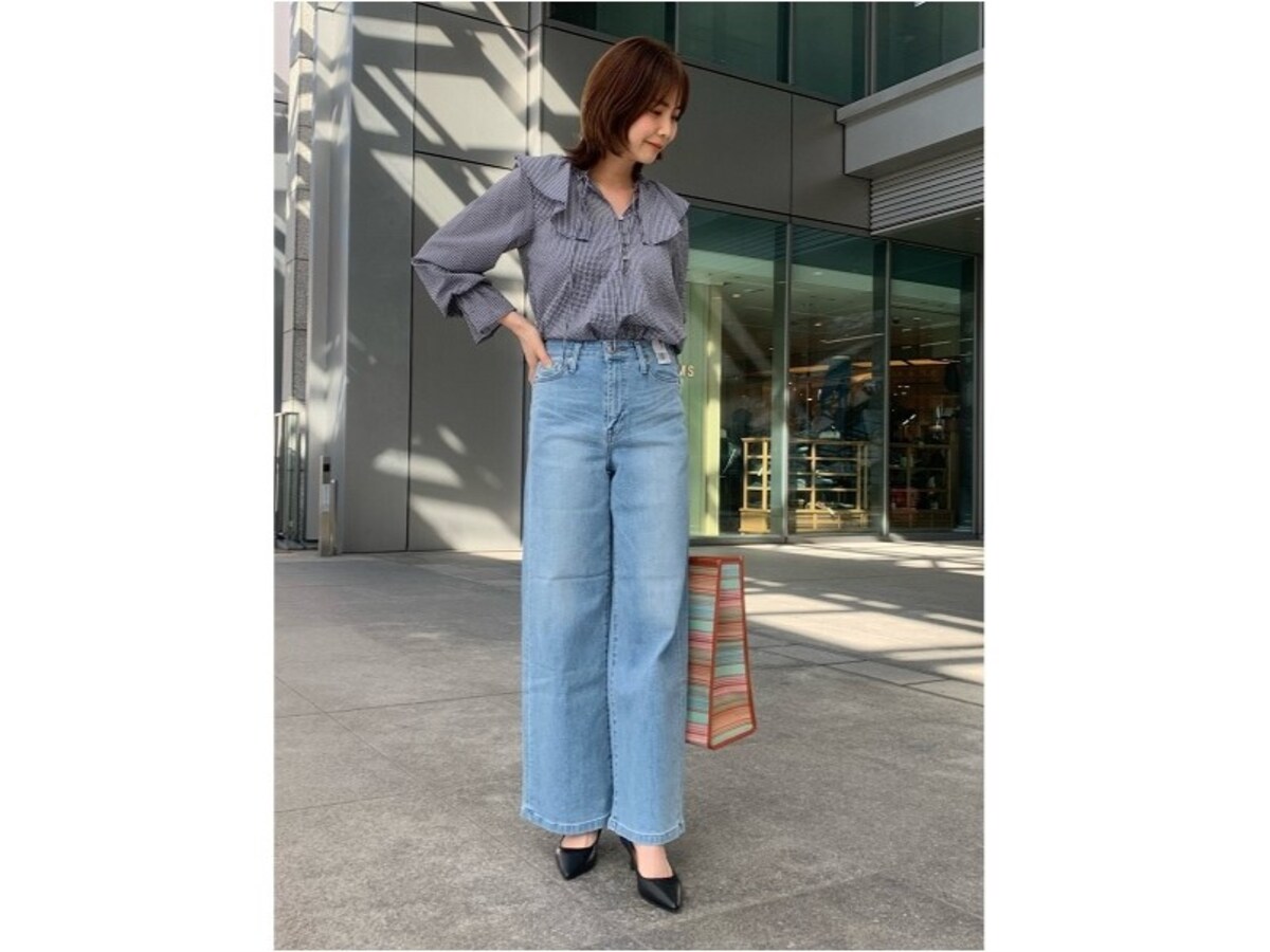 ライトブルーで抜け感のある大人カジュアルコーデに　出典：WEAR