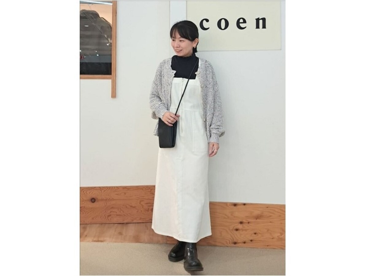 ホワイト多めのモノトーンコーデは冬から春の移り変わりにも◎　出典：WEAR