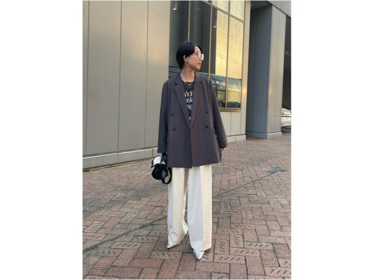 上半身をダークトーン、下半身をライトトーンでバランスよく　　出典：WEAR