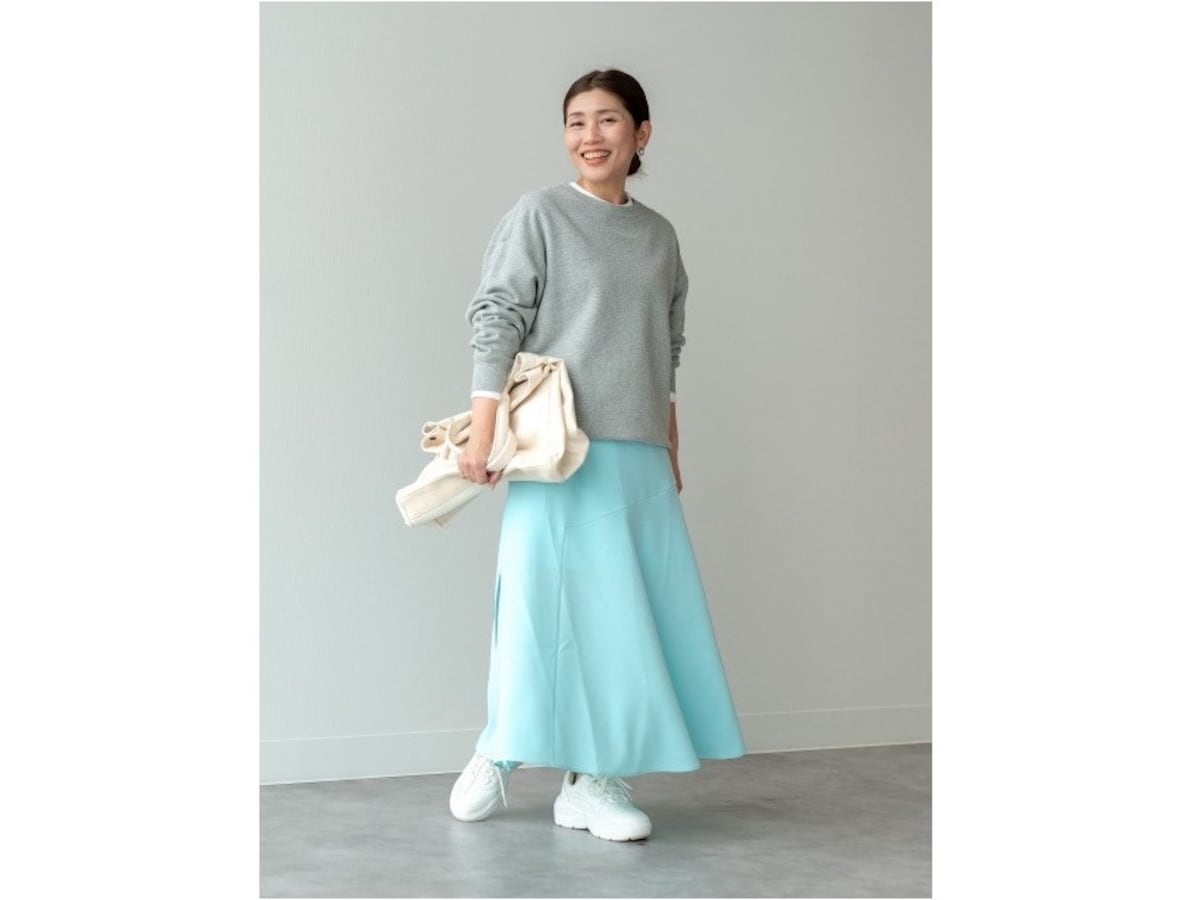 グレーのスウェットから白のカットソーをちらっと見せるとおしゃれ度アップ　出典：StyleHint