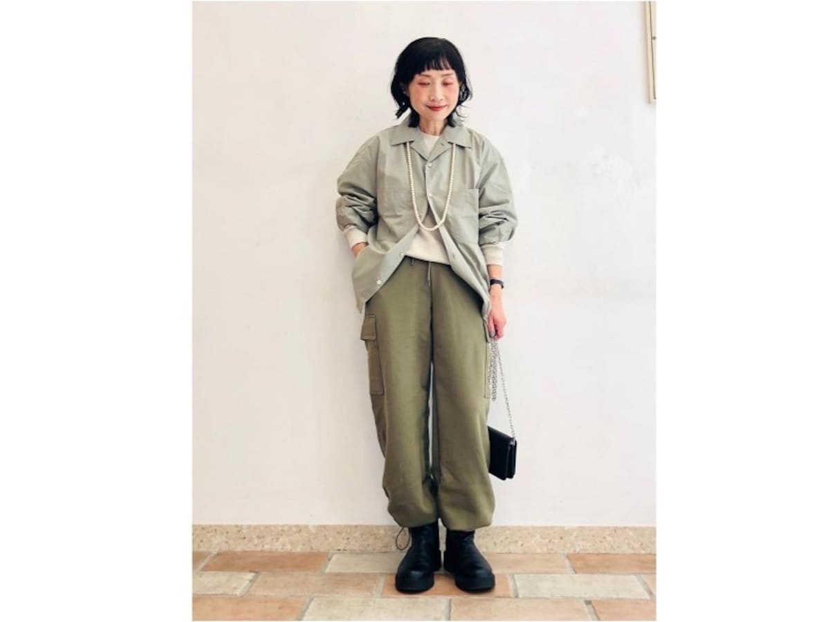 レイヤードコーデでカーゴパンツをクリーンに着て　出典：StyleHint