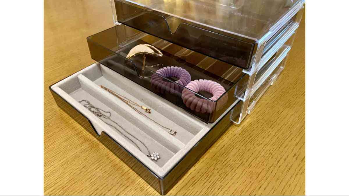 ダイソーの「アクリルケース」にお気に入りのアイテムを収納