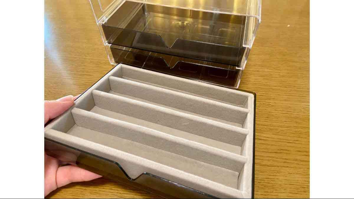 ダイソーの「3段引出しケース」に「アクセサリートレイ（ネックレス用）」をセット