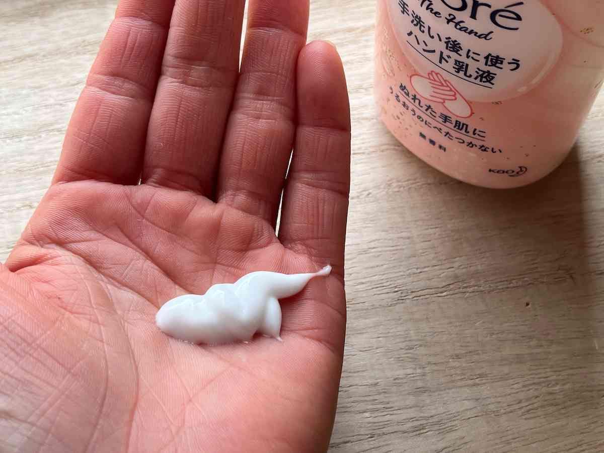 ダイソーの「ビオレザハンド手洗い後に使うハンド乳液」はサラッとしている