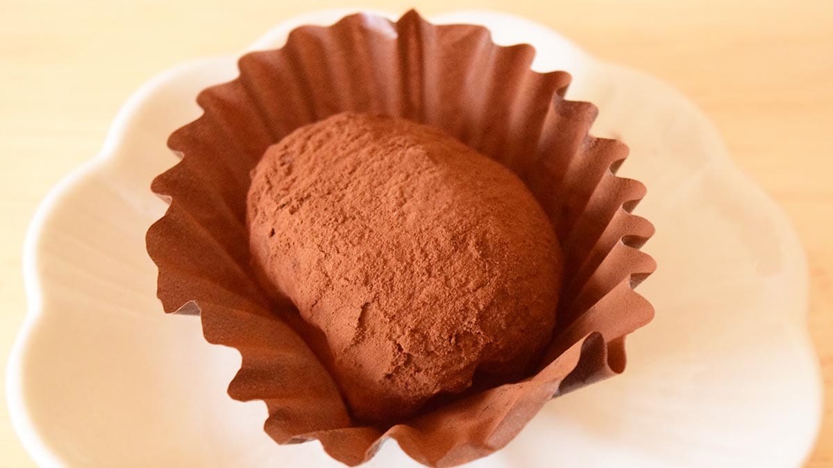 ひとくち大サイズの生チョコ大福で、表面にはココアパウダーがたっぷりかかっています