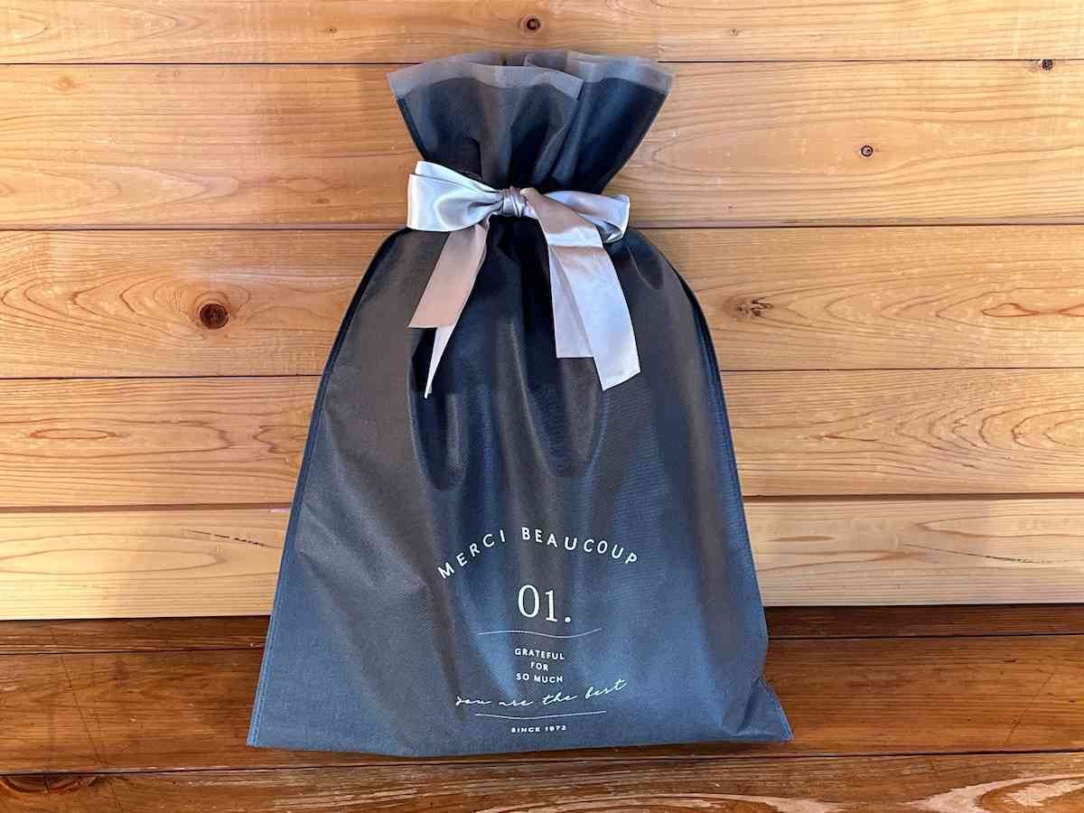 ダイソーの「不織布巾着バッグ（MRW、リボン）」は白のリボンが上品