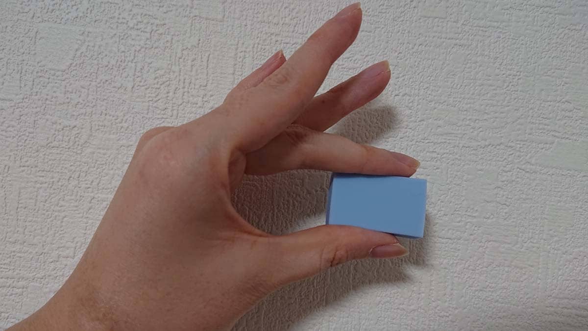 セリアのシール剥がし「シールのベタベタ消しゴム」は手のひらサイズ
