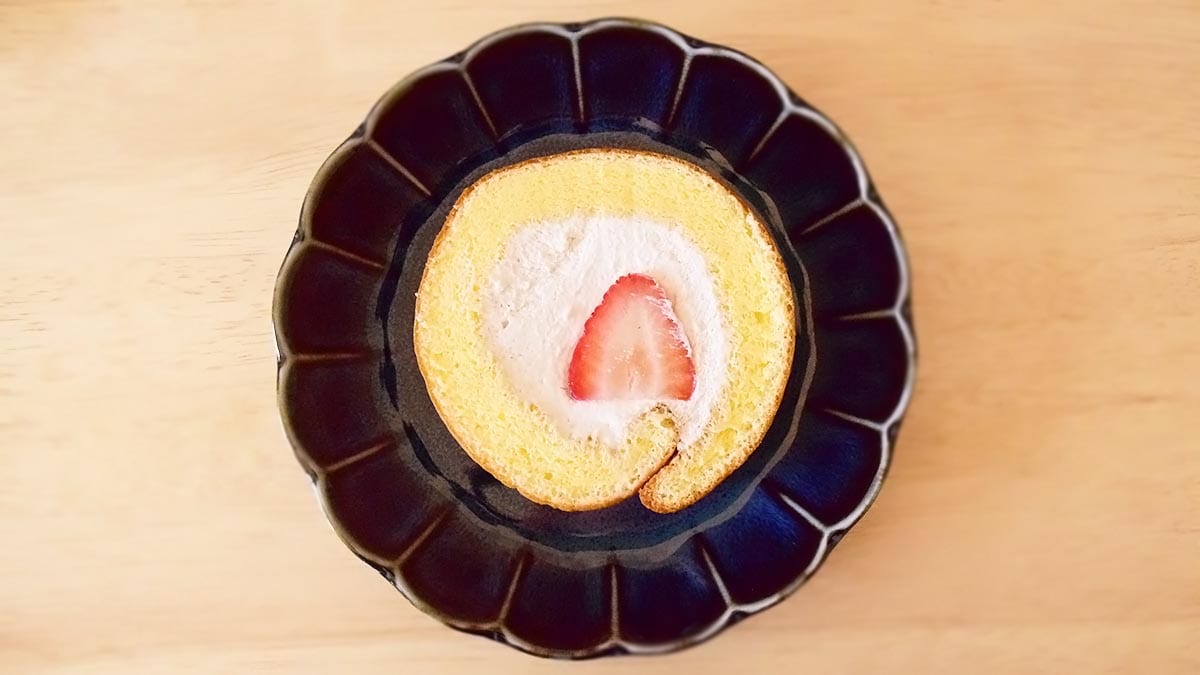 甘酸っぱい苺の風味が心地よいクリームが、ふんわりとしたスポンジが優しく包み込んでいます。