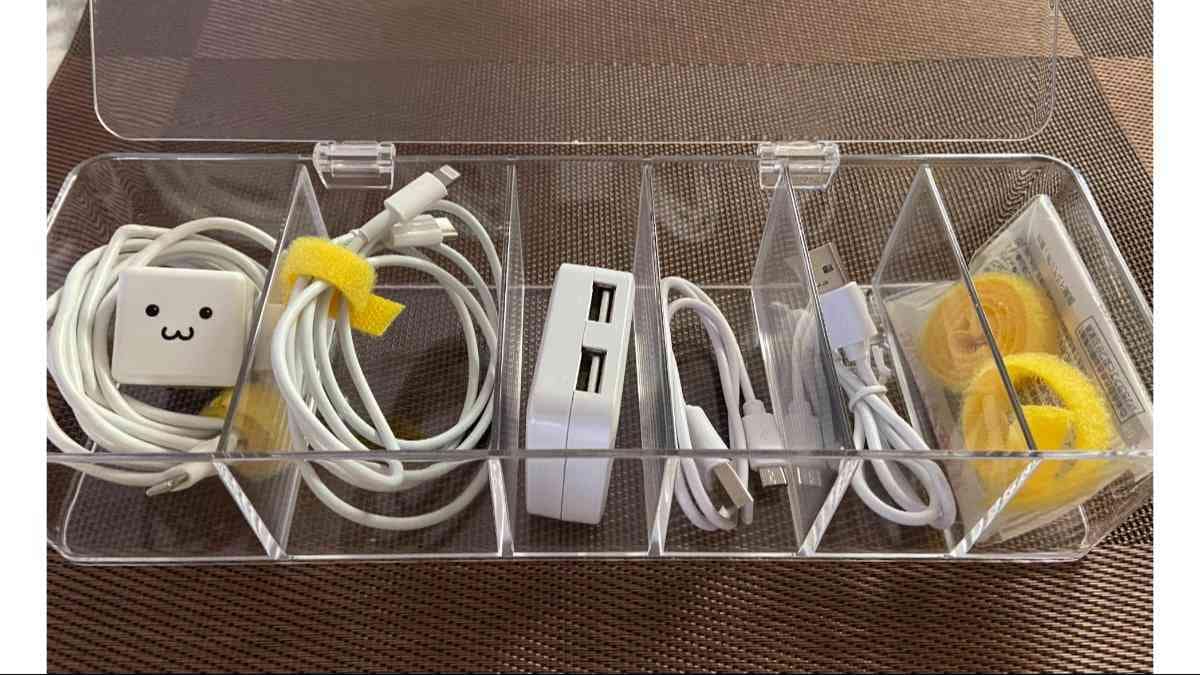 ダイソーの「透明収納ケース（フタ付、B）」はスマホ関連のケーブル収納にも使えます