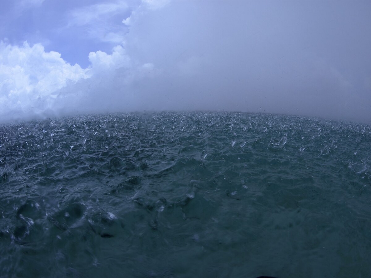 海の向こうから雨を伴った雲がやって来る