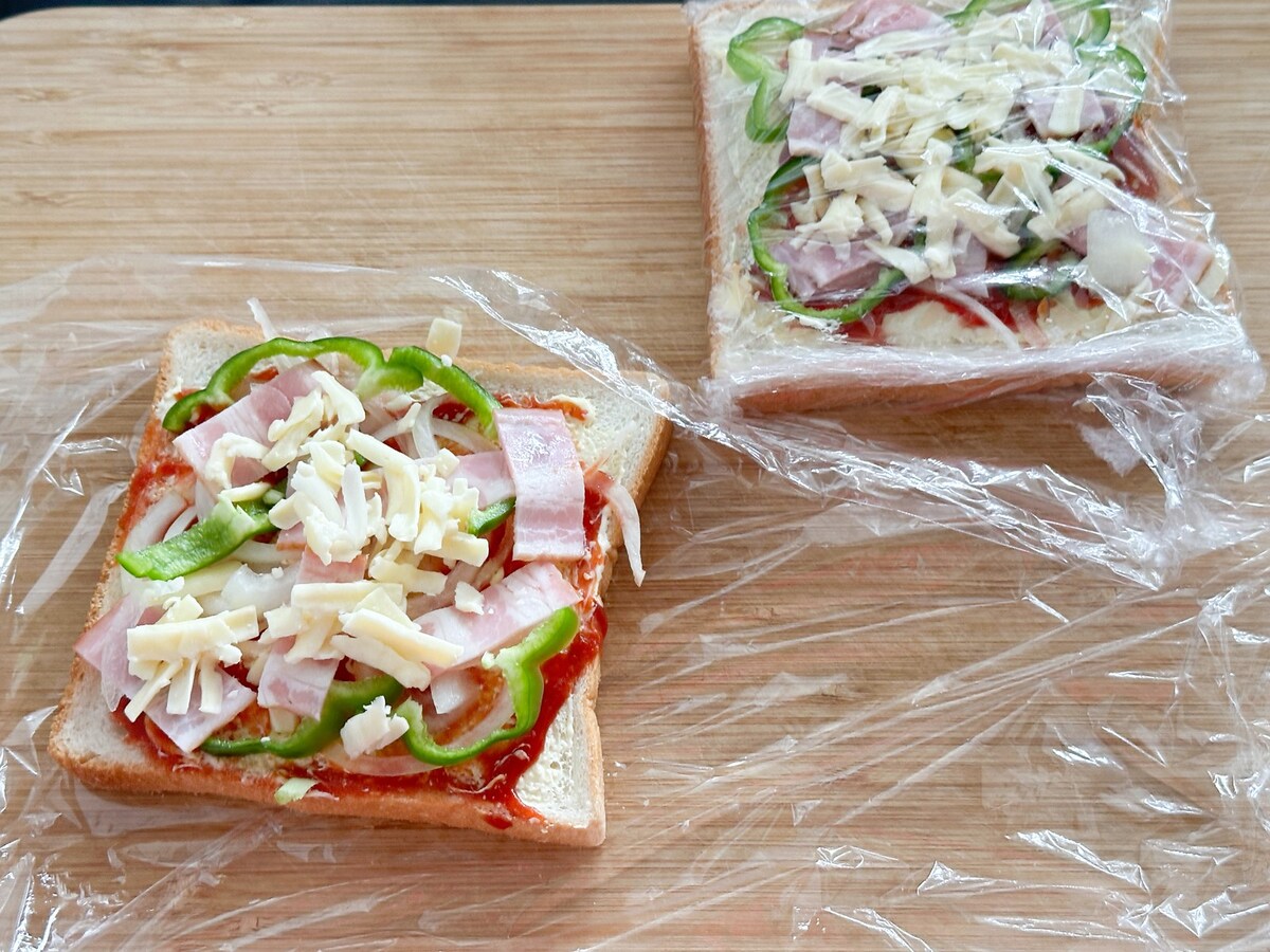朝食用にピザトーストを作って冷凍しておく