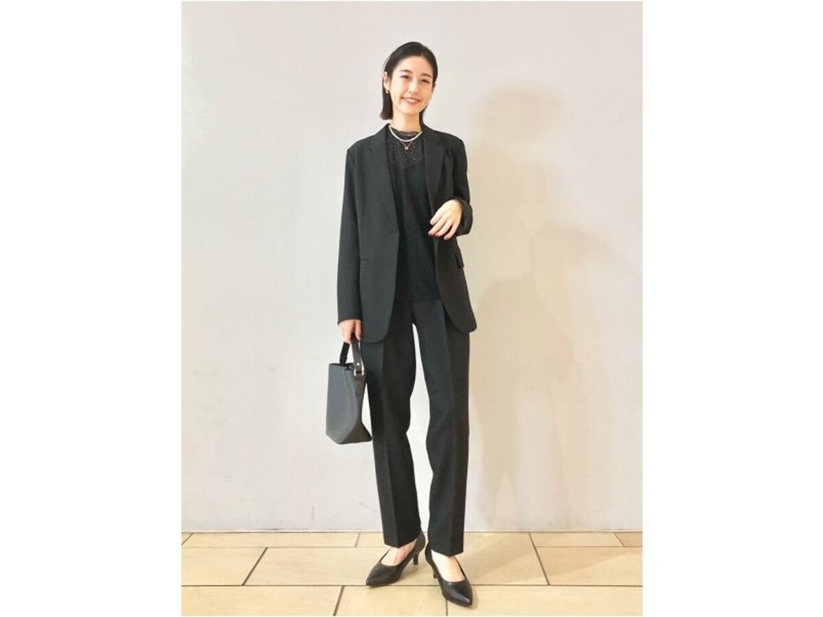 ネックレスだけ外すと、略喪服としてお通夜にも着ていけそうなコーデに　出典：StyleHint