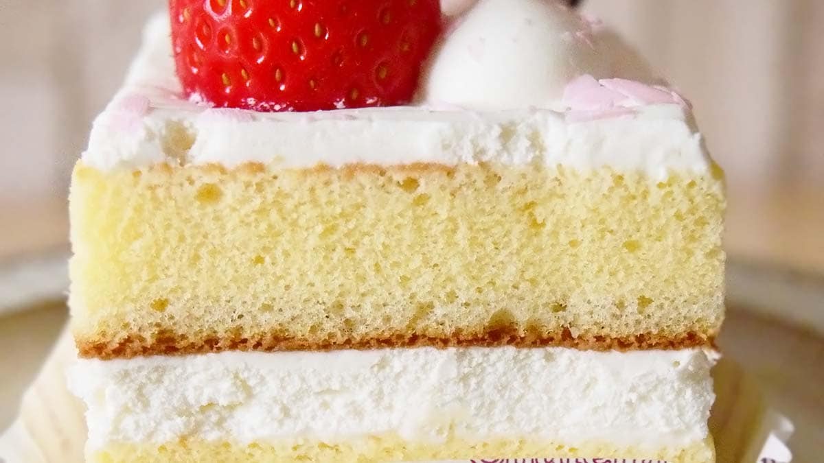 しっとりしたスポンジにサンドされている、ホイップクリームの中にはホワイトチョコチップが混ざっています