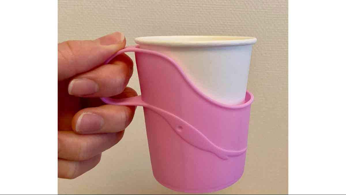 ダイソーの「紙コップホルダー」に紙コップ（150mLタイプ）をセット