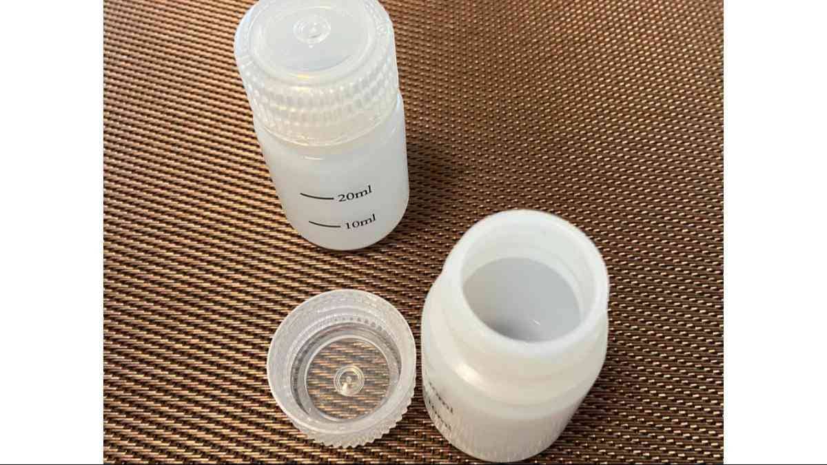ダイソーの「調味料入れ（30mL、2個）」は注ぎ口が大きくて使いやすい
