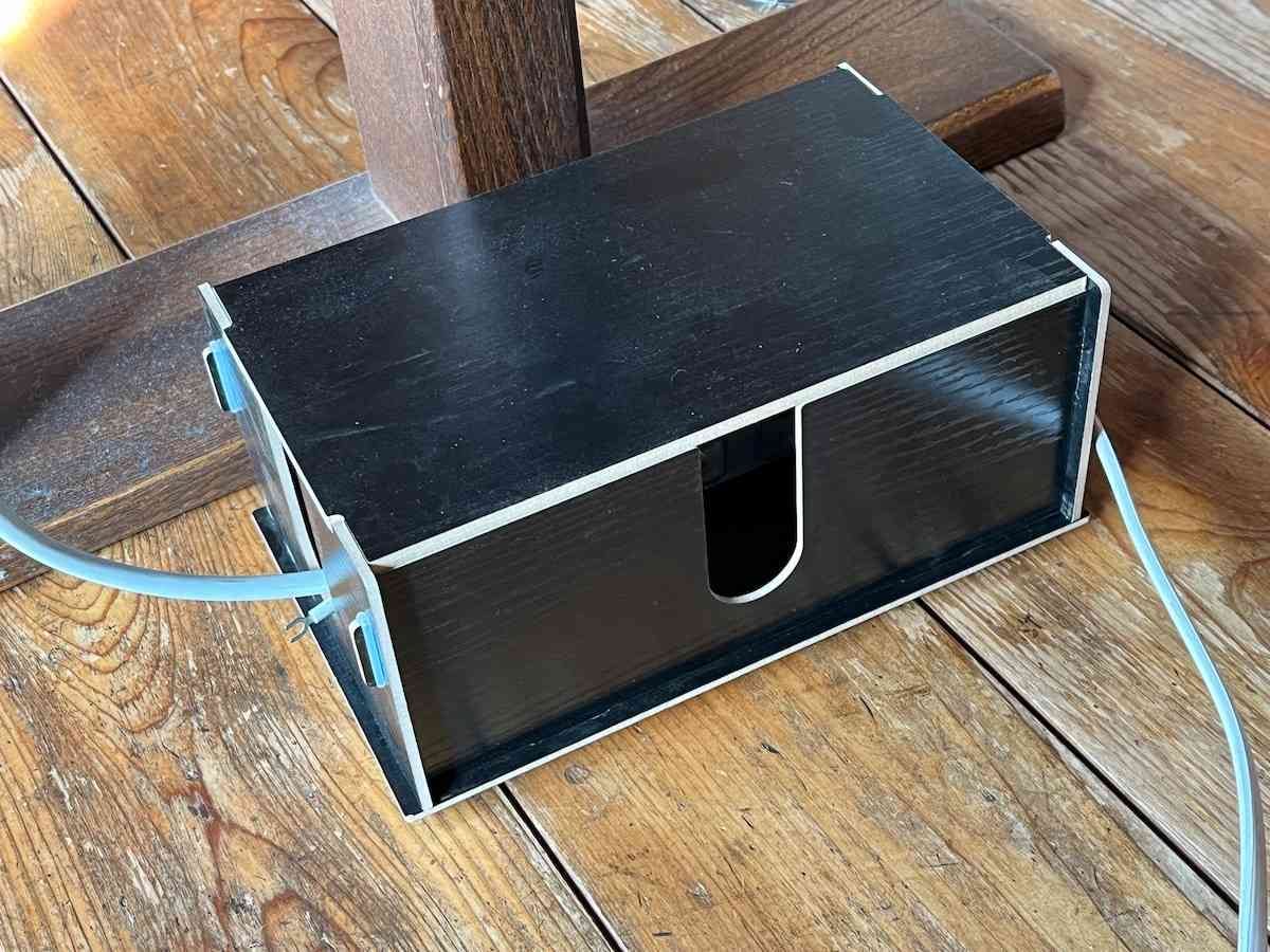 ダイソーの「組立式コンセント収納ボックス（ブラック）」をデスクの下で使えば床がすっきり見える