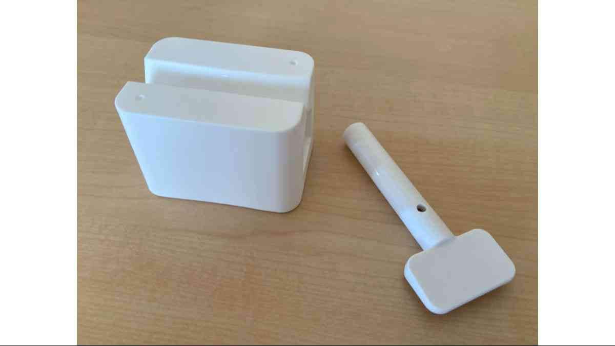 ダイソーの「立てて使えるチューブ絞り」は歯磨き粉などのチューブをすっきりと絞れる