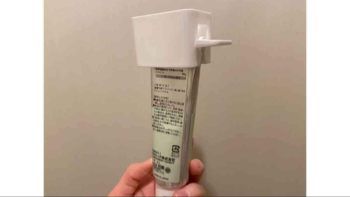 ダイソーの「立てて使えるチューブ絞り」の本体を歯磨き粉チューブにセット