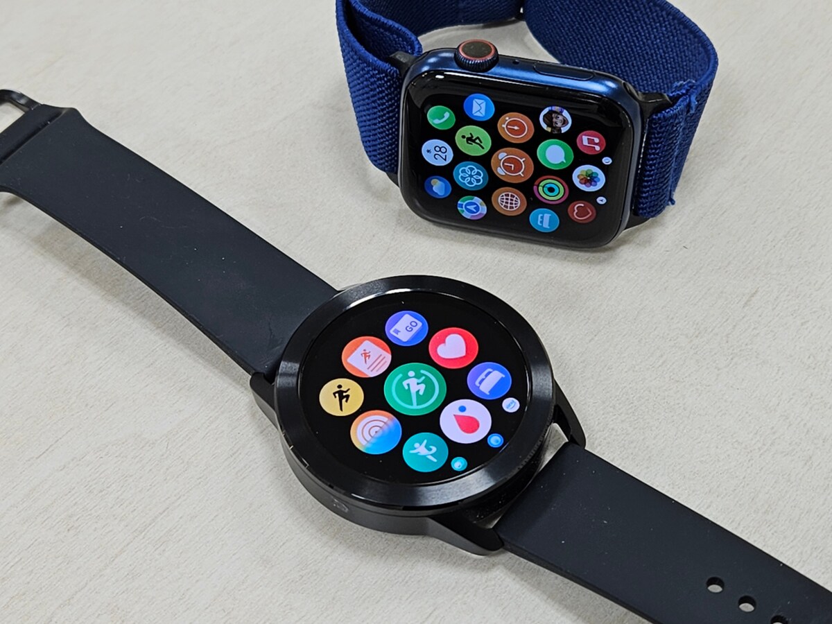 Xiaomi Watch S3(手前)とApple Watch(奥)