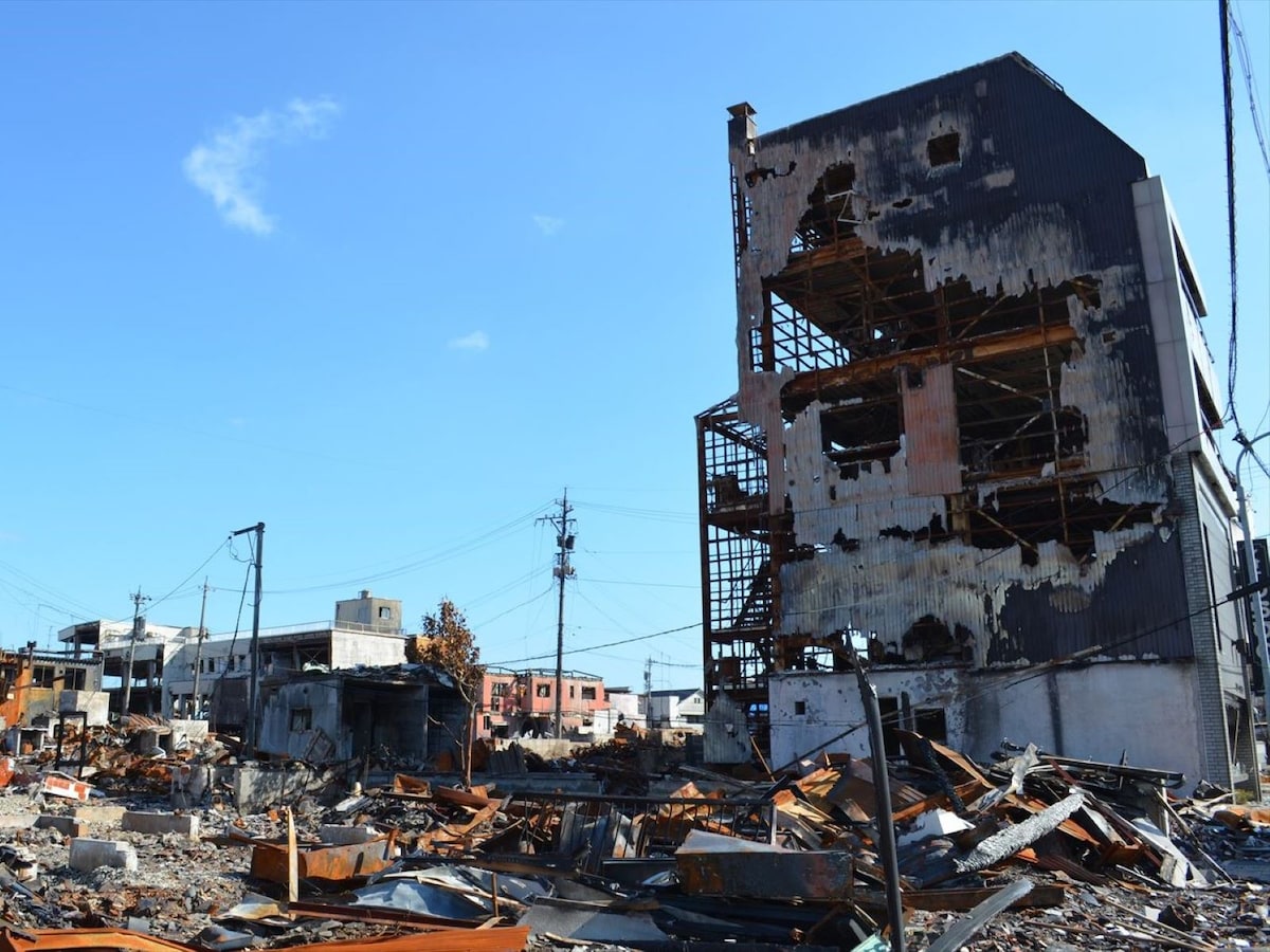 【画像２】輪島朝市の大規模火災現場。木造家屋は全焼し、外壁が落ち、骨組みだけ残ったビルが目立ちます（筆者撮影）