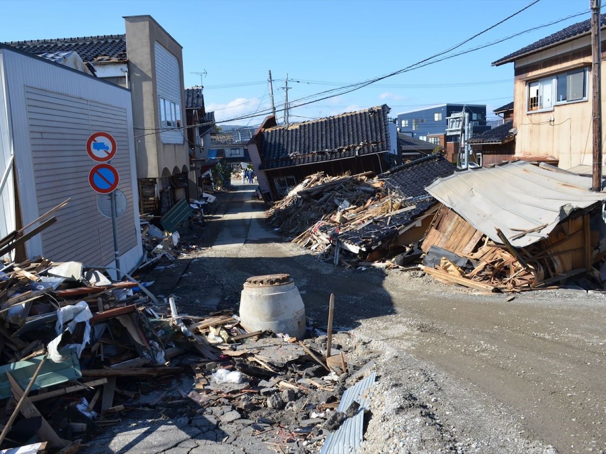 【画像3】珠洲市の海岸沿いは液状化の影響が強く、マンホールが飛び出す現象がいくつも見られました（筆者撮影）