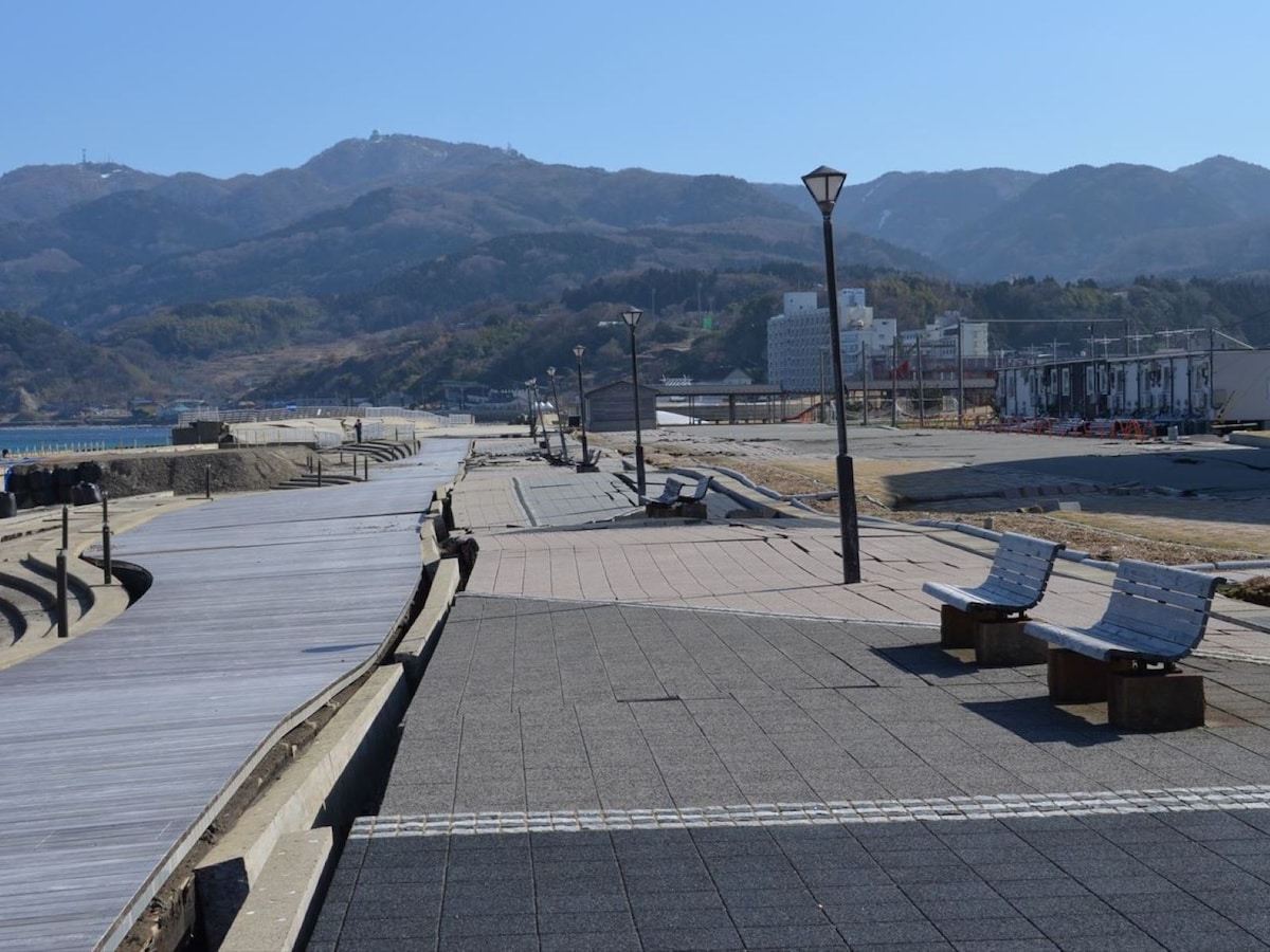 【画像1】輪島市の海岸。広範囲に地割れ、隆起が発生しているため使用再開には時間がかかりそうです（筆者撮影）