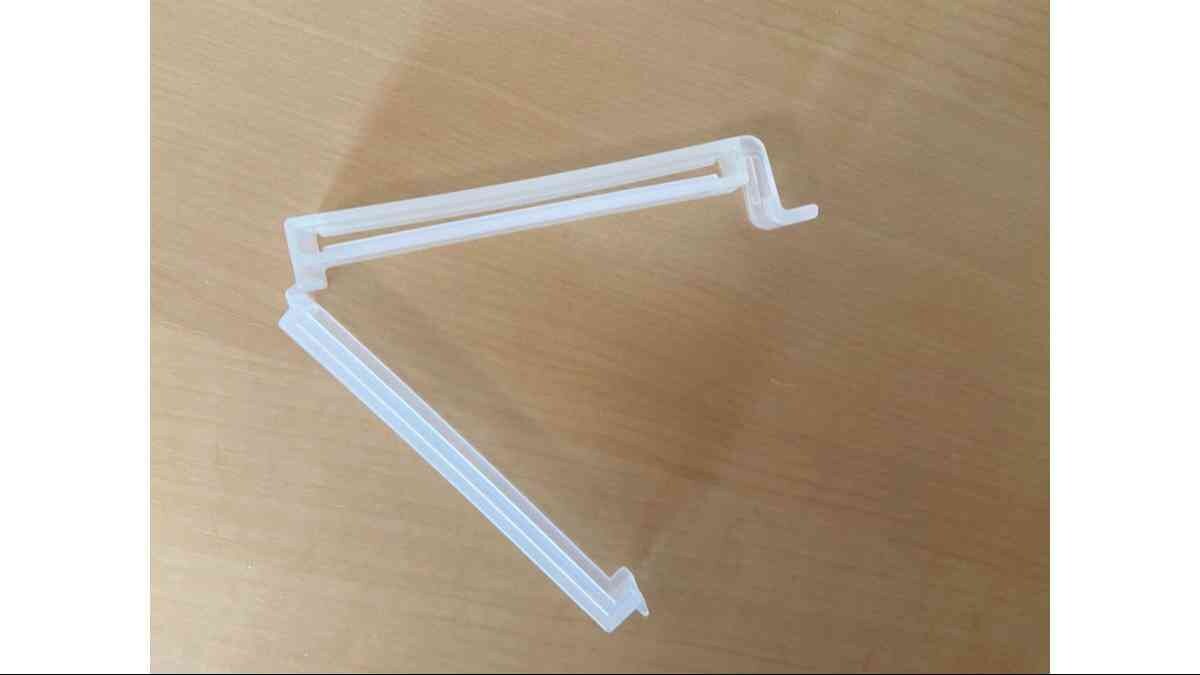 ダイソーの「コスメチューブ絞り」本体のスリット部分