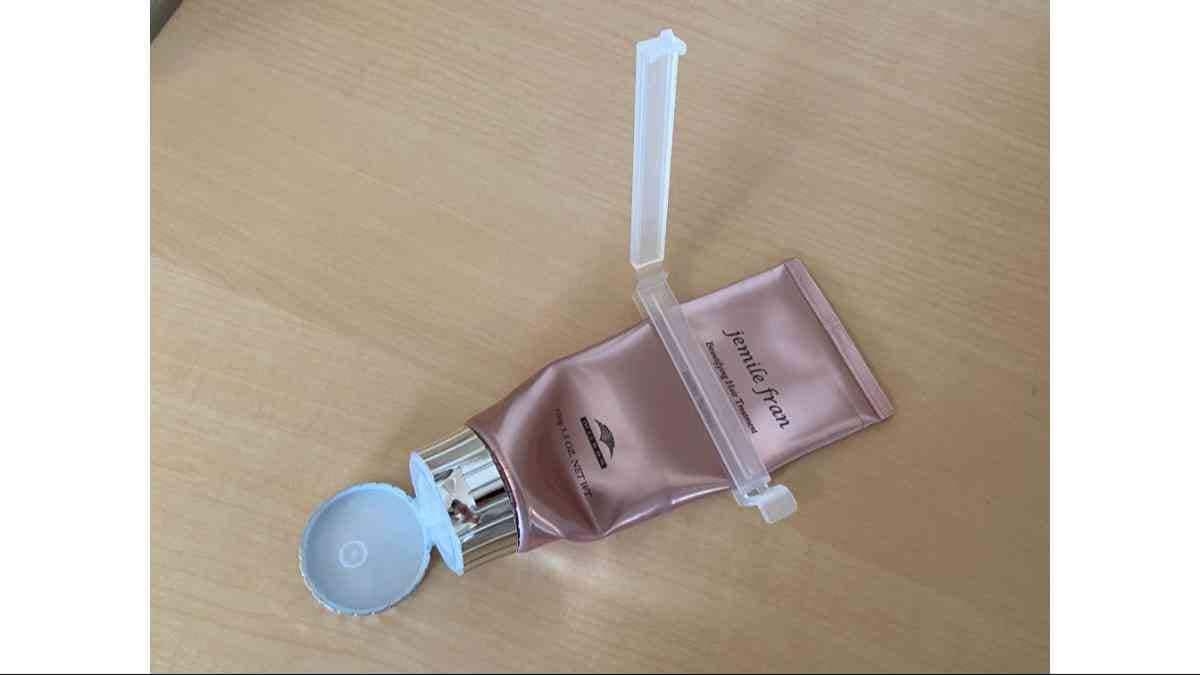 中身を絞るときは「コスメチューブ絞り」のクリップを開いたまま