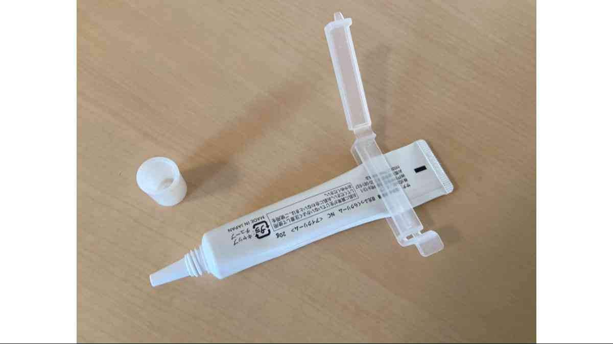 「コスメチューブ絞り ミニ」のスリット部分にチューブの端を挟んで絞る