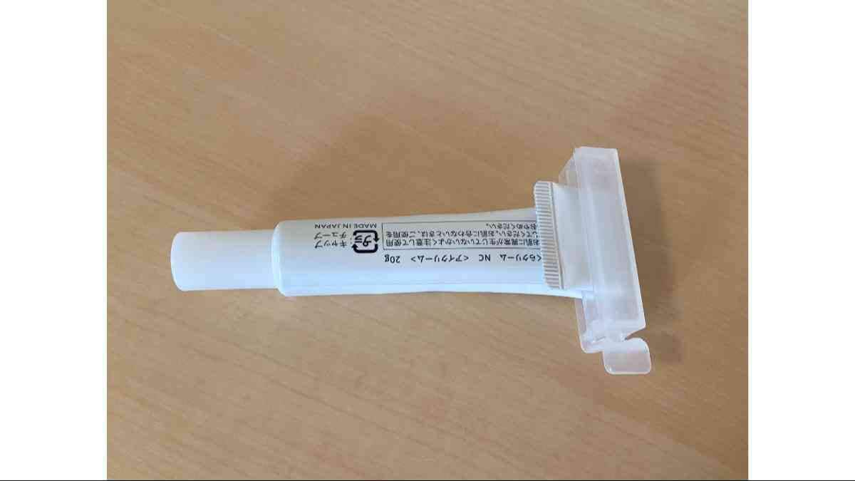 ダイソーの「コスメチューブ絞り ミニ」はチューブを折りたたんで固定できる