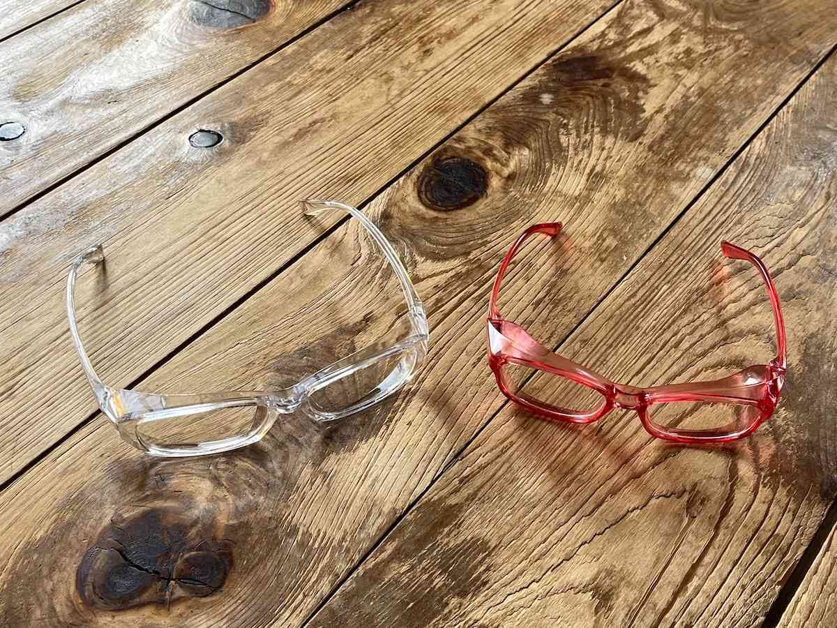 ダイソーの「花粉メガネ」は花粉が入ってこないようにフレームに工夫されている