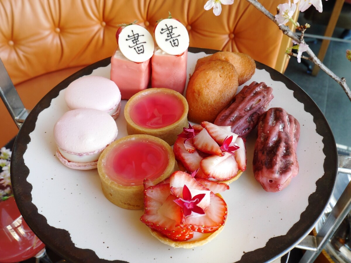 スタンドの一番上のスイーツ