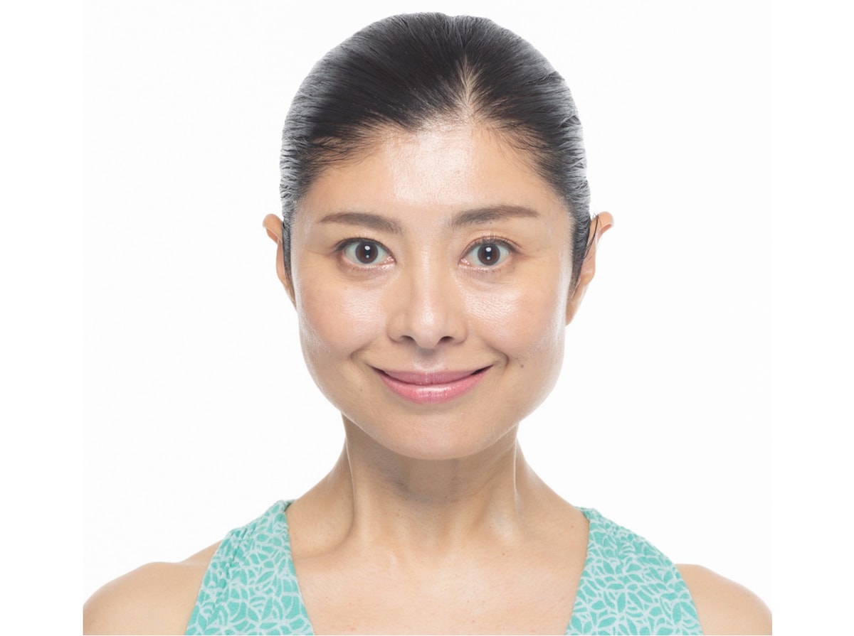 【TPO顔2】やや笑顔｜唇は閉じたまま、口角を引き上げる。相槌を打つ時に適した表情。