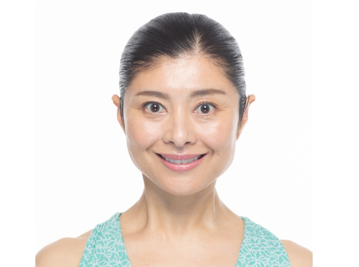 【TPO顔3】笑顔｜上の歯がしっかり見えるように口角を上げる。前歯の先は下唇についている状態。会話中や目が合った時に適した表情。 