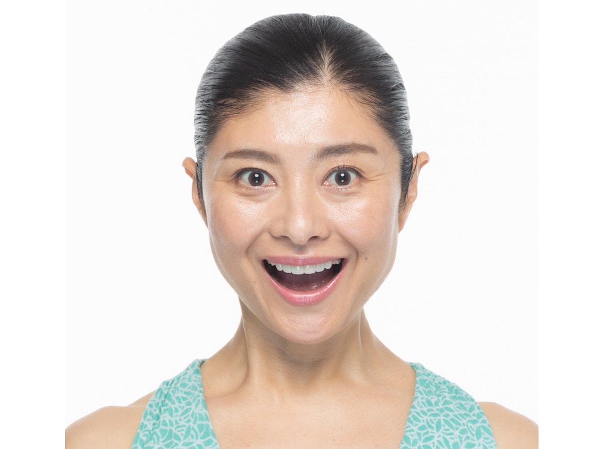 【TPO顔4】笑顔100%｜前歯の先が下唇につかないよう、口を逆三角形に開いて口角を上げる。楽しい時や大きくリアクションしたい時に適した表情。