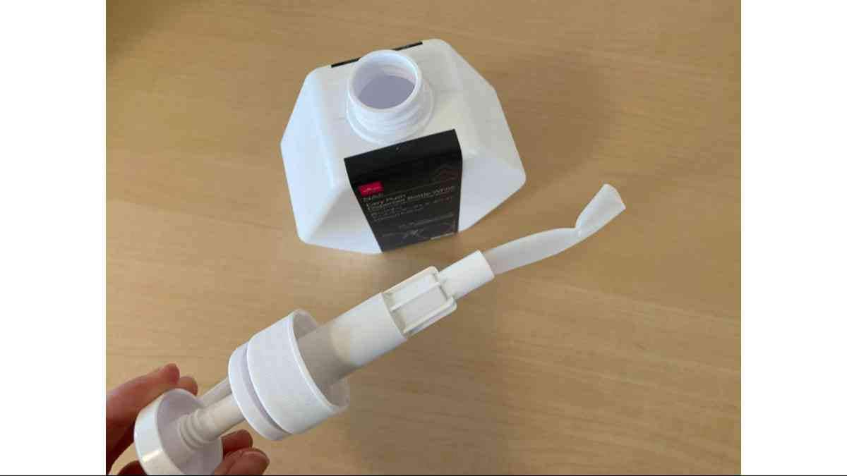 ダイソーの「押しやすいディスペンサーボトル」の売り場を紹介