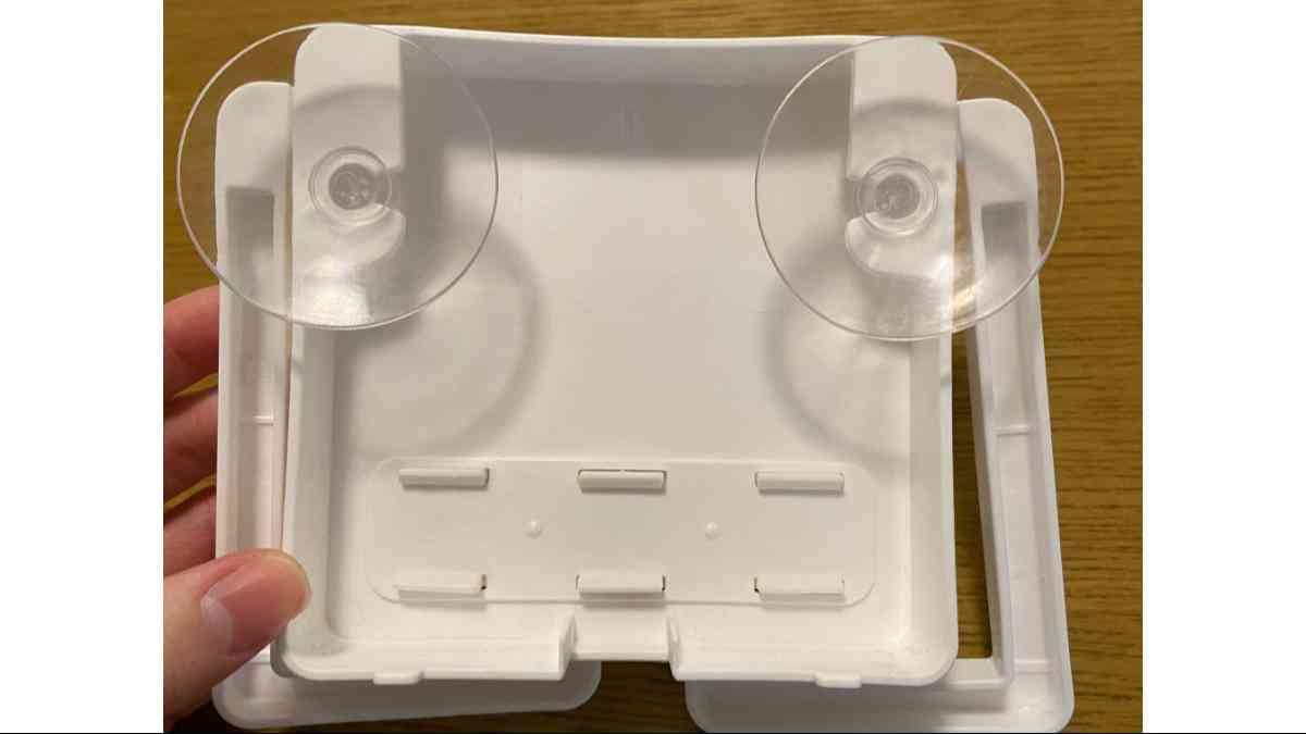 ダイソーの「キッチンペーパーホルダー（吸盤）」は背面に2つの吸盤付き
