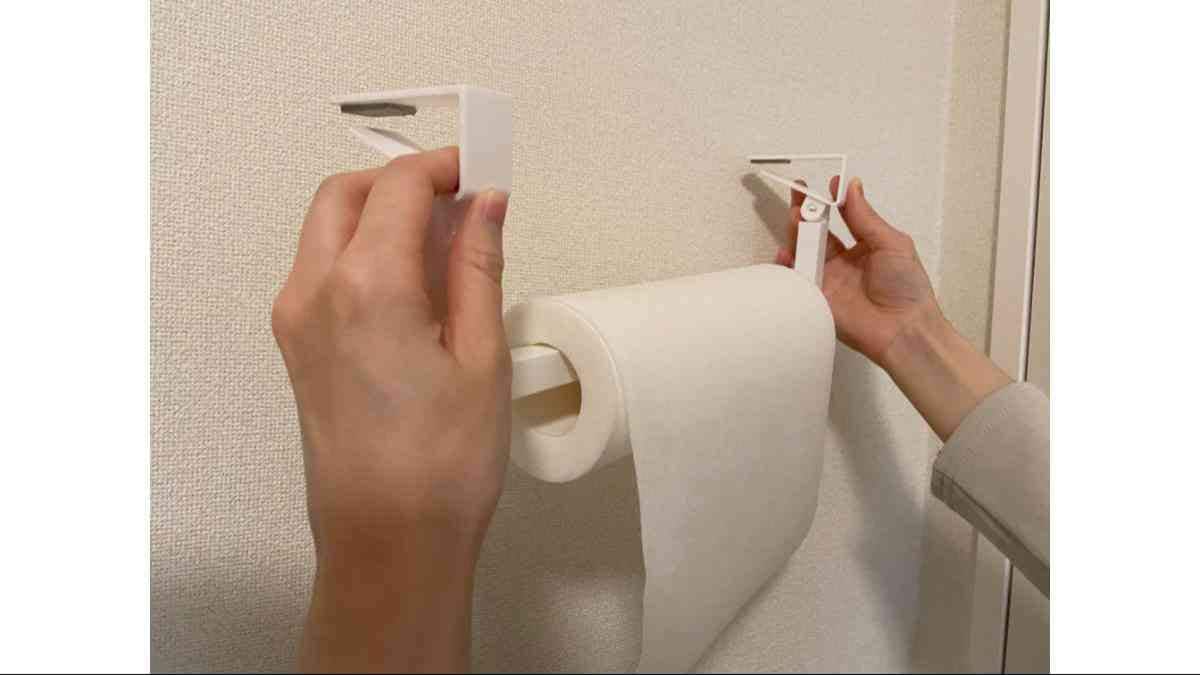 ダイソーの「吊り戸棚用キッチンペーパーホルダー」は設置場所のサイズを要確認