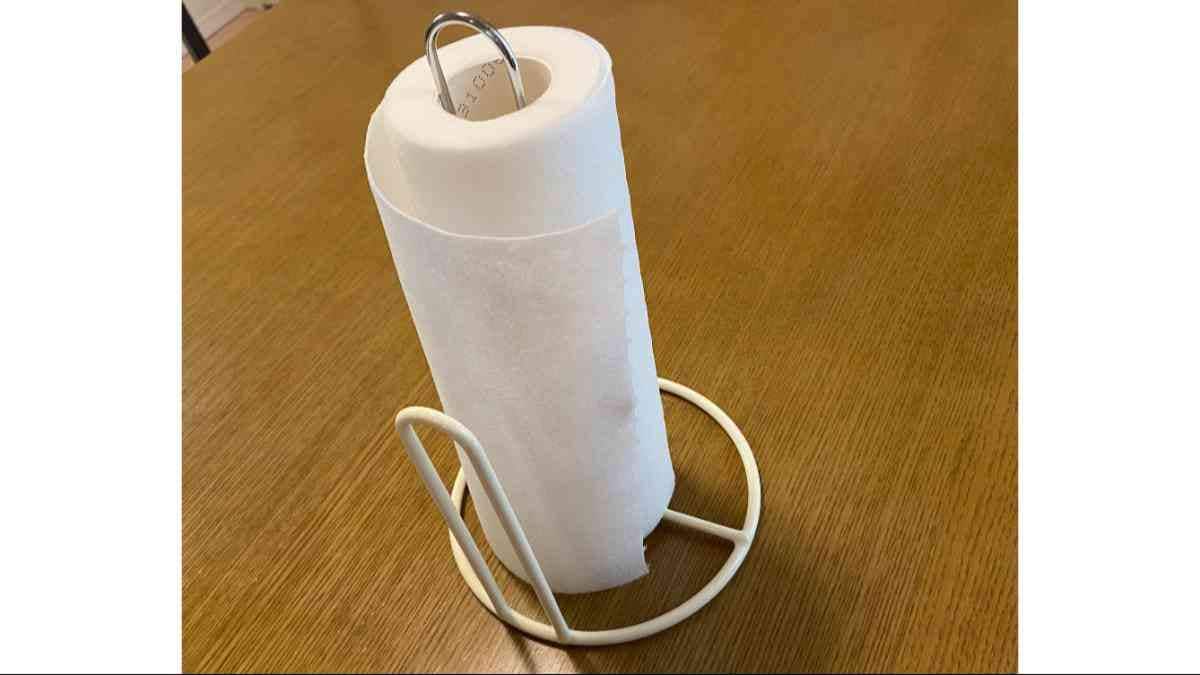 ダイソーの「キッチンペーパーホルダー（スベリ止め付）」は110円