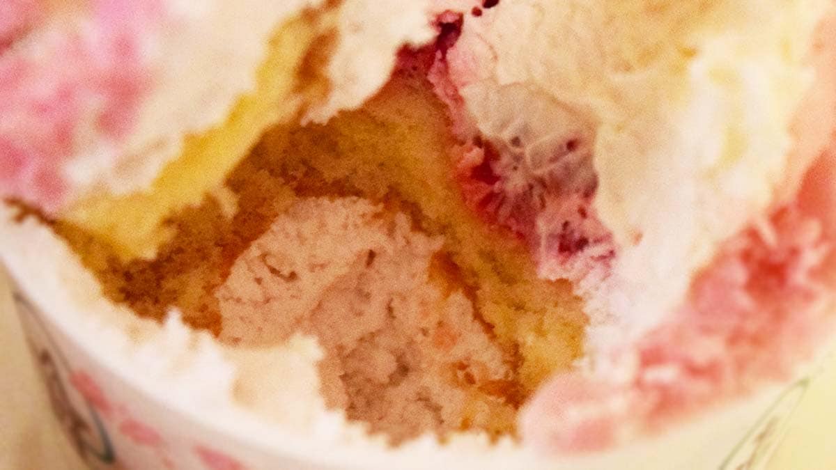 中にはラズベリーや苺クリームが入っており、苺のショートケーキのような味わい