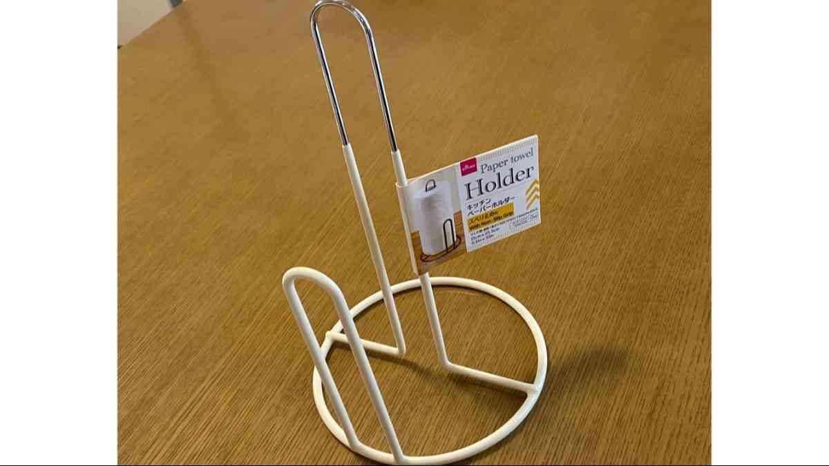 ダイソーの「キッチンペーパーホルダー（スベリ止め付）」はロール状のペーパーを差し込むだけ！