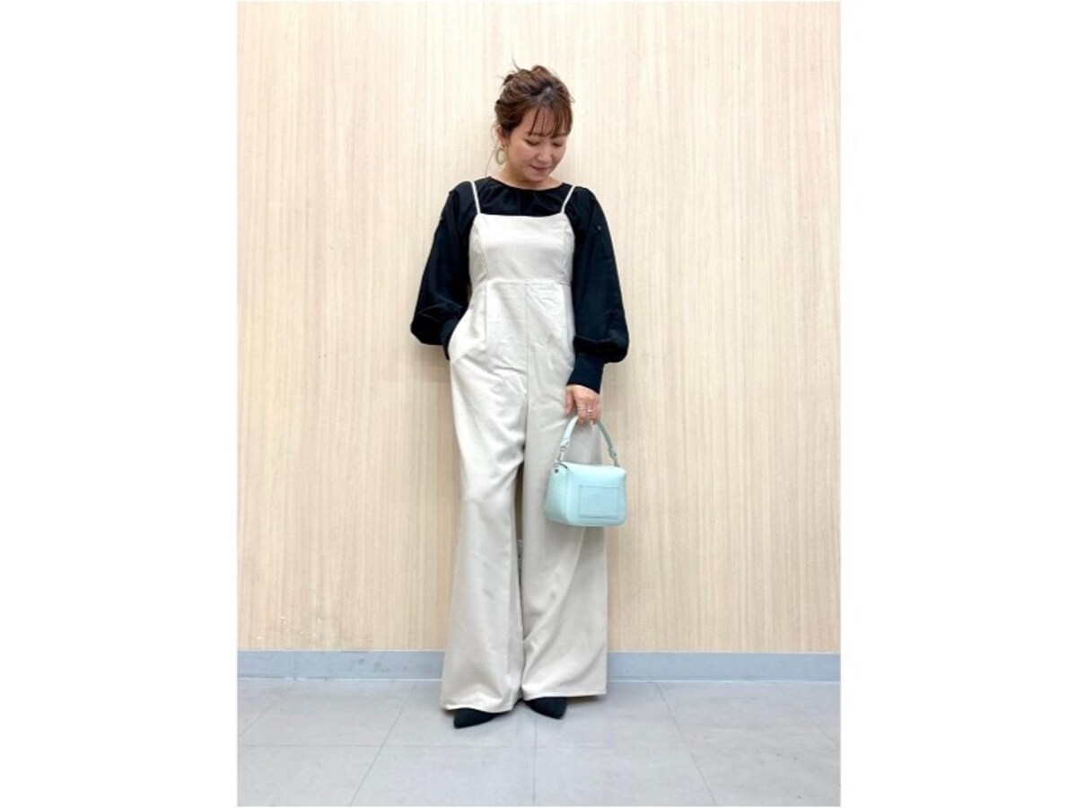 肩まわりが華奢でいろんなトップスに合わせやすいのも◎　出典：StyleHint